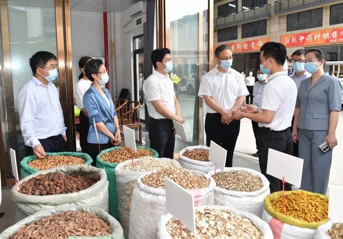 自治区党委常委、组织部部长王维平到玉林国际香料交易市场调研